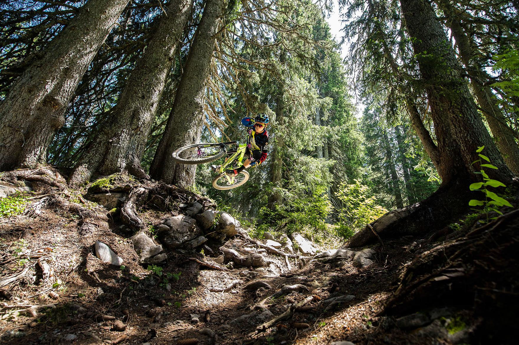 Cycliste VTT descendant une piste ensoleillée aux Gets
